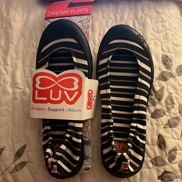 1/$10 or 2/$15 LUV DREAM FLATS Peace Stripe Euro size 32 (1) - Picture 1 of 5